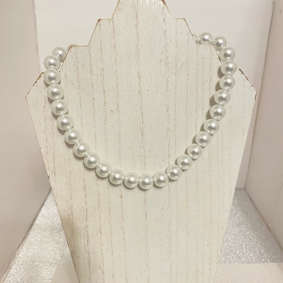 Elegant White Pearl Necklace - Picture 7 of 7